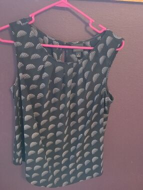 Worthington Black Sleeveless Shell Top with White Semi-Circle Print